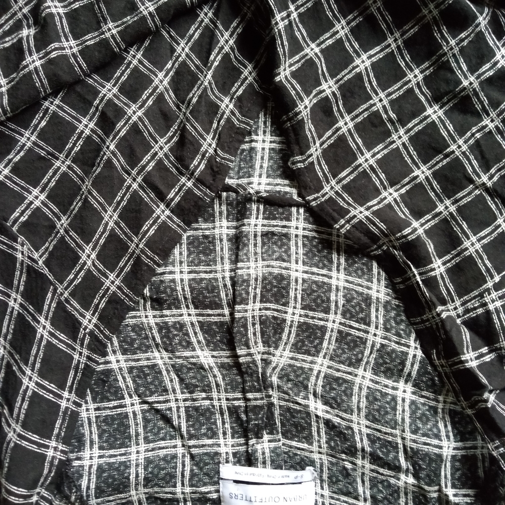 Urban Outfitters black and white geometric blouse - Picture 5 of 5